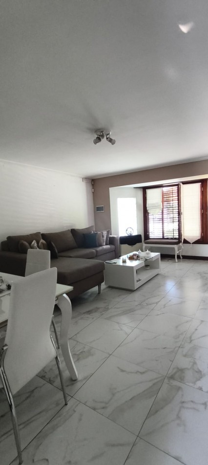 Casa Estilo Modero, con quincho y departamento.