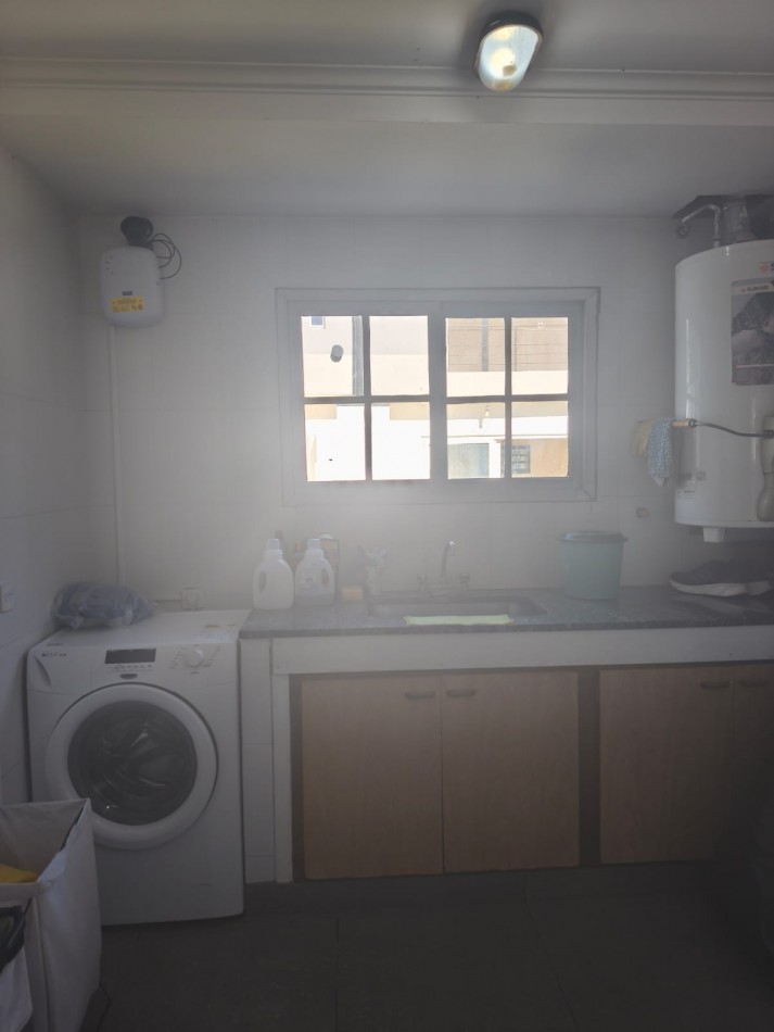 Casa Estilo Modero, con quincho y departamento.