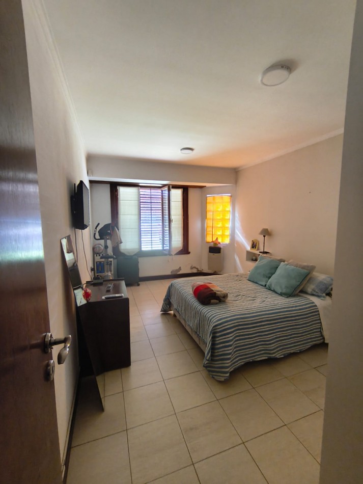 Casa Estilo Modero, con quincho y departamento.