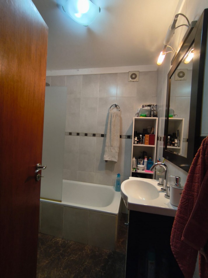 Casa Estilo Modero, con quincho y departamento.