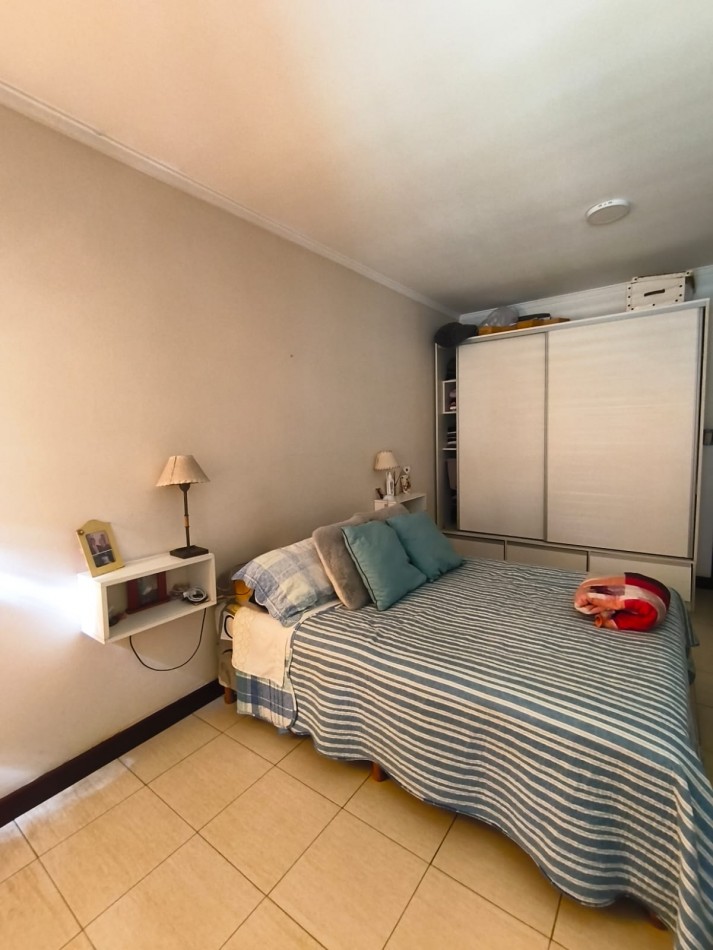 Casa Estilo Modero, con quincho y departamento.