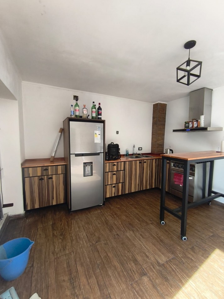 Casa Estilo Modero, con quincho y departamento.