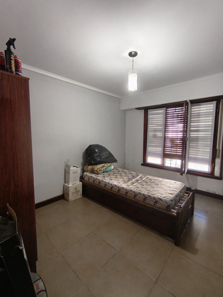 Casa Estilo Modero, con quincho y departamento.