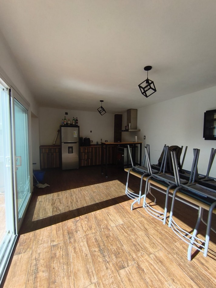 Casa Estilo Modero, con quincho y departamento.