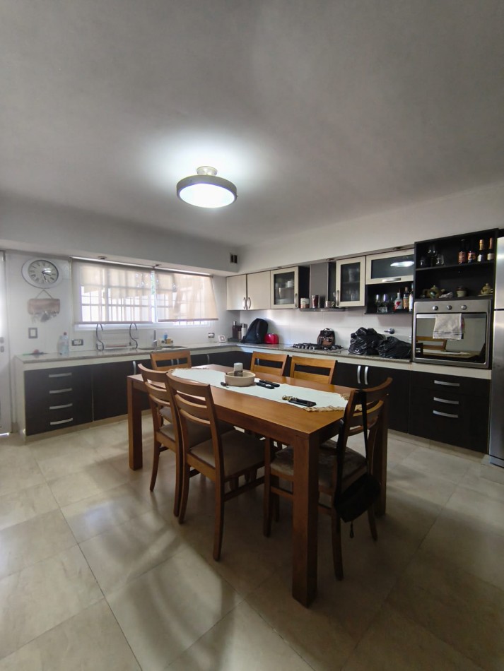 Casa Estilo Modero, con quincho y departamento.