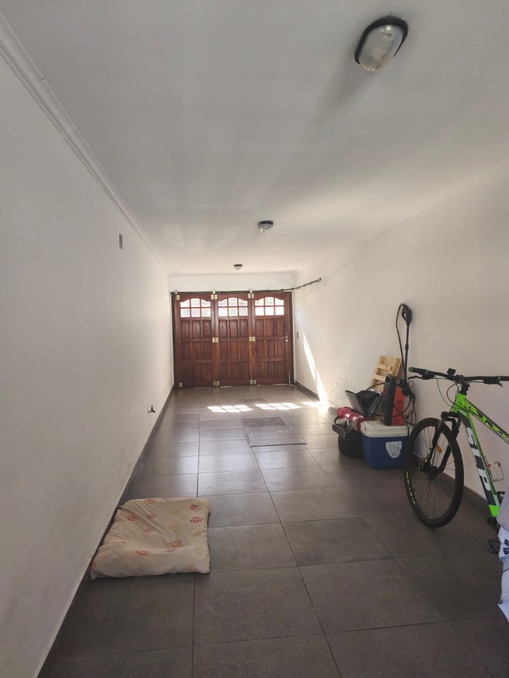 Casa Estilo Modero, con quincho y departamento.