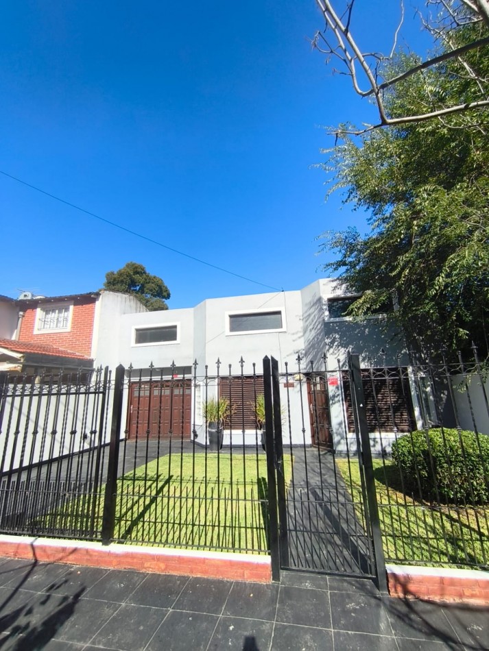 Casa Estilo Modero, con quincho y departamento.