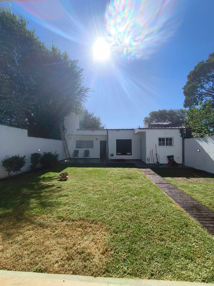 Casa Estilo Modero, con quincho y departamento.