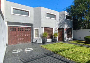 Casa Estilo Modero, con quincho y departamento.